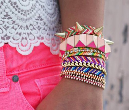 manillas de diferentes colores y estilos para mostrar la diversidad de estilos